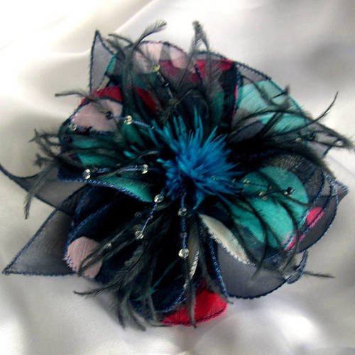 Barette fleur en tissu et organza, plumes et perles, personnalisée, accessoires coiffure, mariage, cadeau, fleur bleue, noire et rose, 165