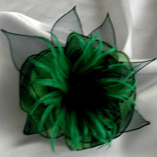 Broche fleur verte en tissu, organza, ,plumes et perles, mariage, cadeau, accessoires femme, fleur verte noire