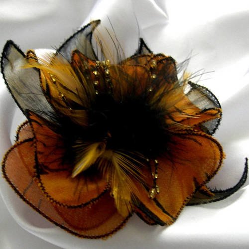 Broche fleur en tissu, organza, fleur plumes et perles, accessoires femme, mariage, cadeau, jaune, vert et noir, 176