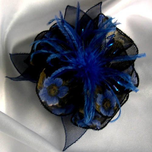 Broche fleur en tissu,organza, plumes et perles, accessoires femme, mariage, fête, cadeau, bleu et noir, 172