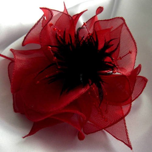 Broche fleur en organza rouge, plumes noires et perles,accessoires femme,mariage, fête, cadeau