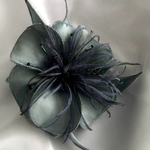 Broche fleur en satin gris, plumes et perles, accessoires femme, mariage, fête, cadeau