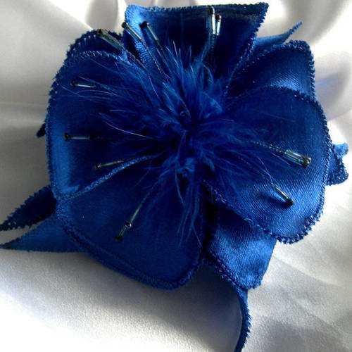 Broche fleur bleue saphir en tissu, plumes et perles, accessoires femme, mariage, fête, cadeau