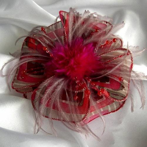Broche fleur en tissu, organza, plumes et perles, accessoires femme, mariage, fête, cadeau, rouge, rose et beige, 255