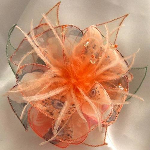 Broche fleur en tissu, organza, plumes et perles, accessoires femme, mariage, fête, cadeau, jaune, orange et vert, 168