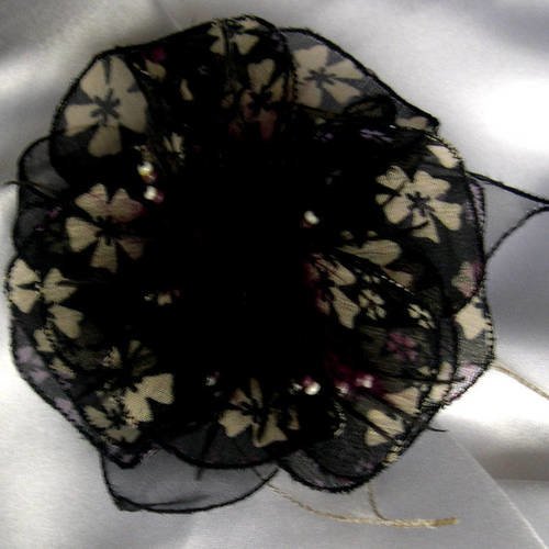 Broche fleur en tissu, organza, fleur plumes et perles, accessoires femme, mariage, fête, cadeau, noir, beige et violet, 166