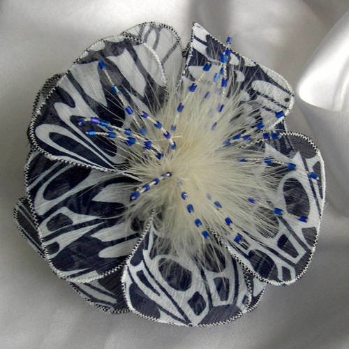 Barette fleur en tissu, organza, plumes et perles, accessoires coiffure, mariage, fête, cadeau, bleu et blanc, 252