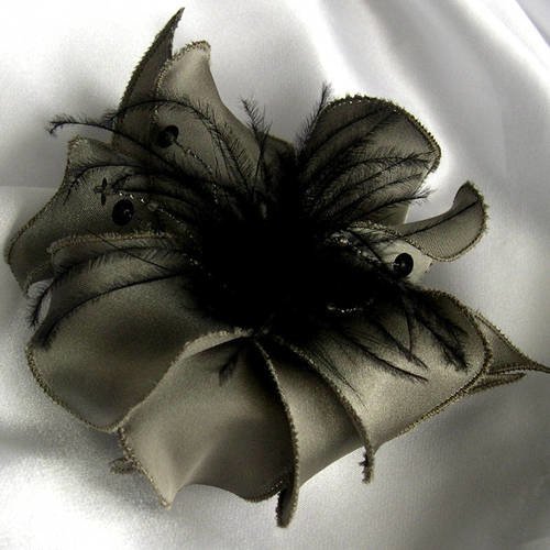 Broche fleur en satin gris kaki, plumes noires et perles, accessoires femme, mariage, ceremonie, fête, cadeau