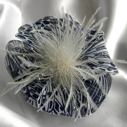 Broche fleur en tissu, organza, fleur plumes et perles, accessoires femme, mariage, fête, cadeau, bleu et blanc, 252