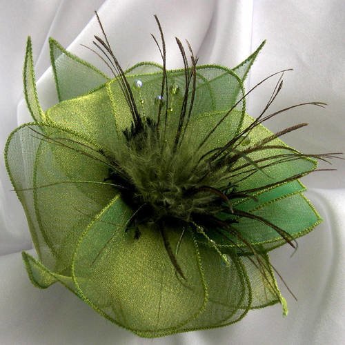 Broche fleur en organza vert, plumes  et perles, accessoires femme, mariage, fête, ceremonie, cadeau