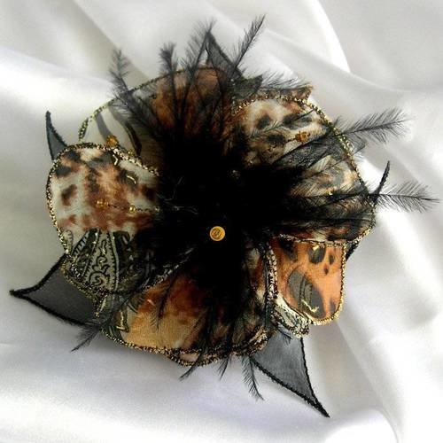 Barette fleur en tissu, organza, plumes et perles, accessoires coiffure, mariage, fête, cadeau, marron, beige et noire, 008