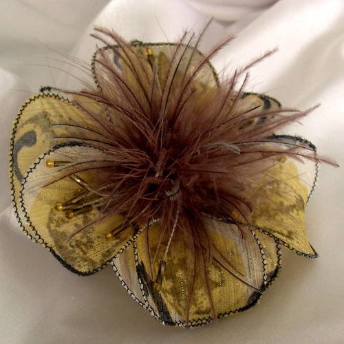 Barette fleur en tissu, plumes et perles, accessoires coiffure, mariage, fête, cadeau, jaune, marron et gris, 154