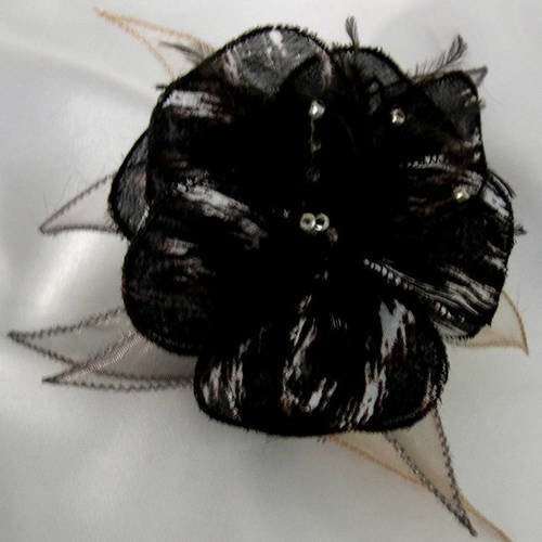 Barette fleur en tissu et organza, plumes et perles, accessoires coiffure, mariage, fête, cadeau, marron, blanc et beige, 038