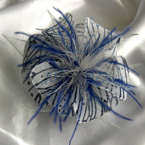 Broche fleur en tissu  organza, plumes et perles, accessoires mariage, fête, cadeau, bleu et blanc, 252