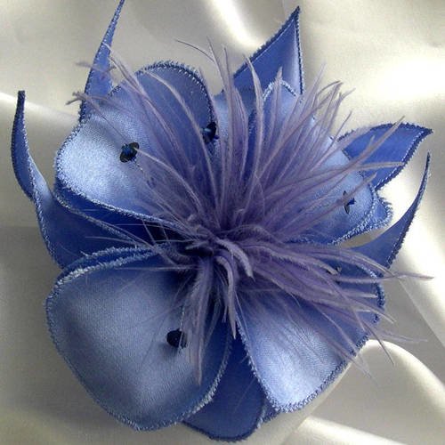Broche fleur en satin bleu, plumes mauves et perles, accessoires femme, mariage, fête, cadeau