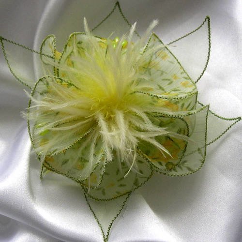 Broche fleur en tissu, organza, fleur plumes et perles, accessoires femme, mariage, fête, cadeau, jaune et vert, 144