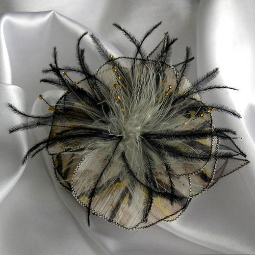 Broche fleur en tissu, organza, plumes et perles, accessoires femme, mariage, fête, cadeau, jaune, gris et noir, 154
