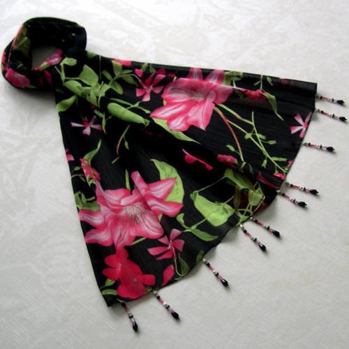 Foulard décoré de perles, écharpe légère, accessoires femme, cadeau, noir, rose et vert, motif fleurs 145