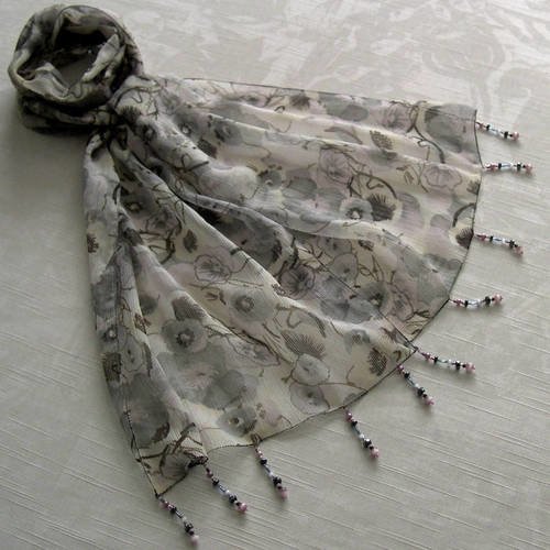 Foulard décoré de perles, écharpe légère, accessoires femme, cadeau, blanc, gris et mauve, motif fleurs, 150