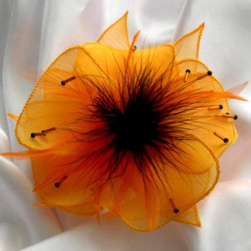 Broche fleur en soie jaune, plumes noires, jaunes et perles, accessoires femme, mariage, fête, cadeau
