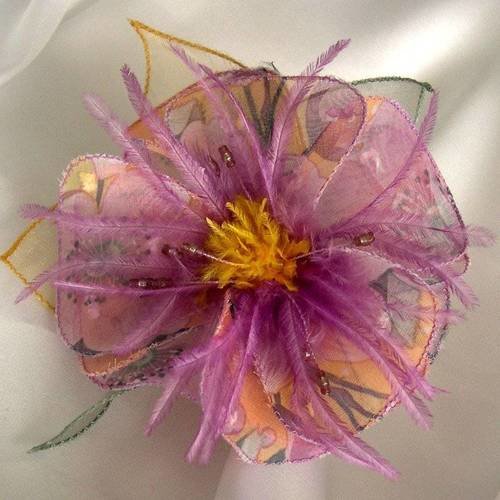 Broche fleur en tissu, organza, plumes et perles, accessoires femme, mariage, fête, cadeau, rose et jaune, 169