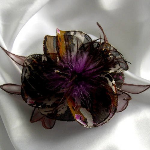 Barrette fleur en tissu, organza, plumes et perles, accessoires femme, mariage, fête, cadeau, marron, blanc et violet, 128