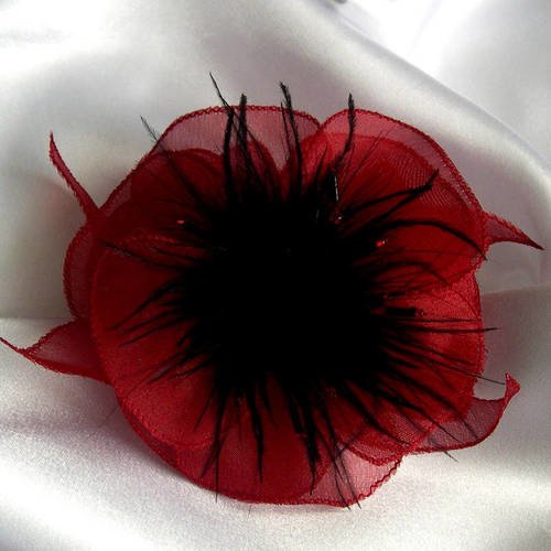 Broche fleur en organza rouge, plumes noires et perles, accessoires femme, mariage, fête, cadeau, 