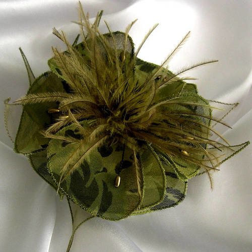Barette fleur en tissu, organza, plumes et perles, accessoires femme, mariage, fête, cadeau, vert kaki, 138