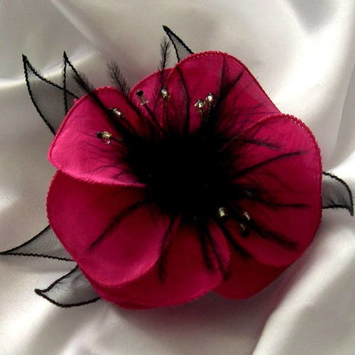 Broche fleur en soie rose fuchsia, organza noir, plumes noires et perles, accessoires femme, mariage, fête, cadeau, 