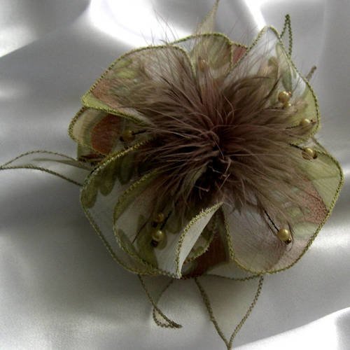 Barette fleur en tissu, organza, plumes et perles, accessoires femme, mariage, fête, cadeau, vert et marron 133