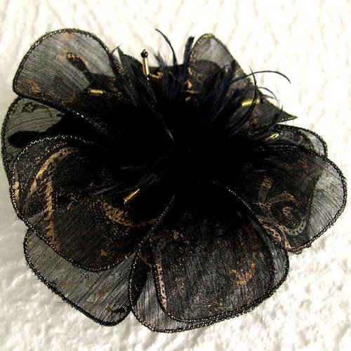 Broche fleur noire et dorée en tissu, plumes et perles,  accessoires femme, mariage, fête, cadeau, 