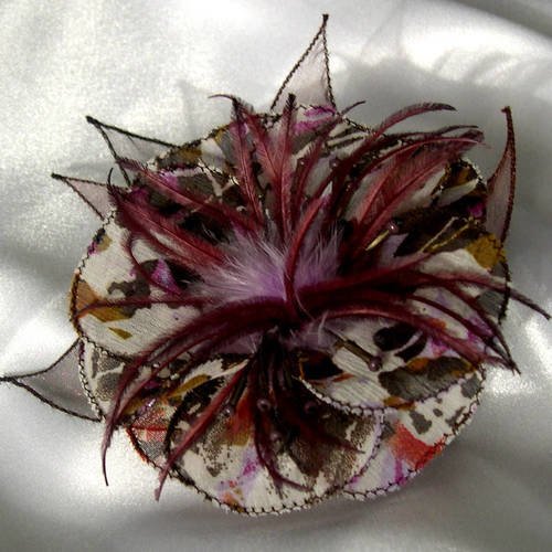 Broche fleur en tissu, organza, plumes et perles, accessoires femme, mariage, fête, cadeau, marron, blanc, violet 128