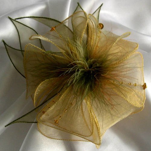Broche fleur organza jaune et vert, plumes et perles,  accessoires femme, mariage, fête, cadeau, 