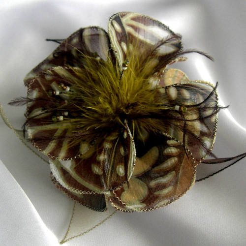 Broche fleur en tissu, organza,  plumes et perles, accessoires femme, mariage, cadeau, vert, marron, beige, 133
