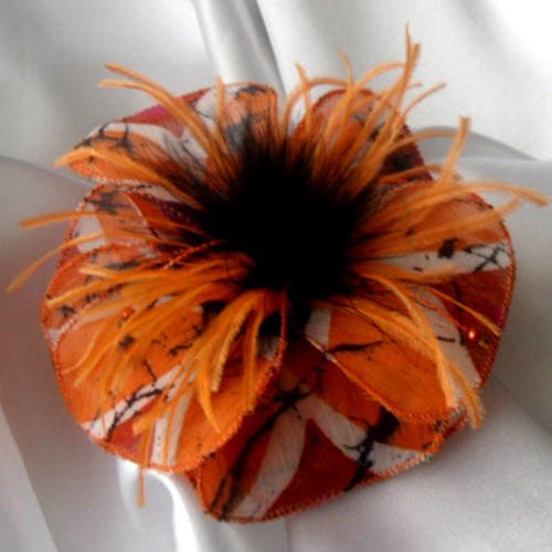 Broche fleur en tissu, plumes et perles,  accessoires femme, mariage cadeau, orange, noir et blanc, 246
