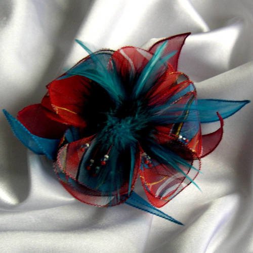 Barette fleur en tissu, organza, plumes et perles,  accessoires coiffure, mariage, fête, cadeau, rouge et bleu, 117