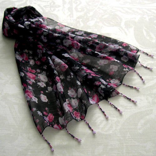 Foulard décoré de perles, écharpe légère,  accessoires femme,cadeau, noir, rose et gris, motif fleurs, 126