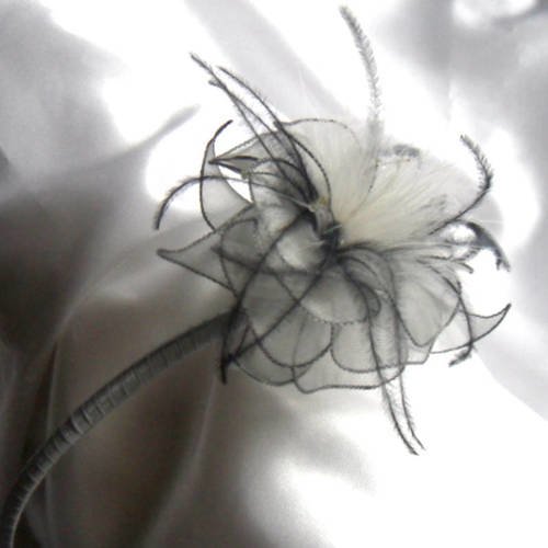 Serre-tête fleur grise en organza, plumes et perles, accessoires coiffure, ceremonie, mariage
