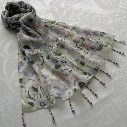Foulard décoré de perles, écharpe légère, accessoires femme, cadeau, gris, mauve et vert, motif fleurs 127