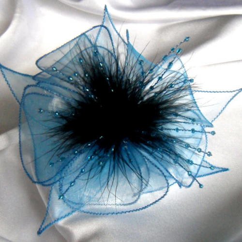 Broche fleur  en organza bleu, plumes noires et perles, accessoires femme, mariage