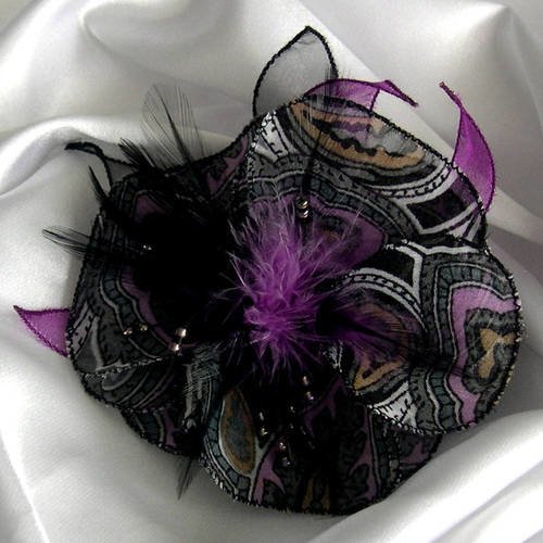 Broche fleur en tissu,organza, plumes et perles, accessoires femme, mariage, cadeau, fleur violet, noir et gris, 121