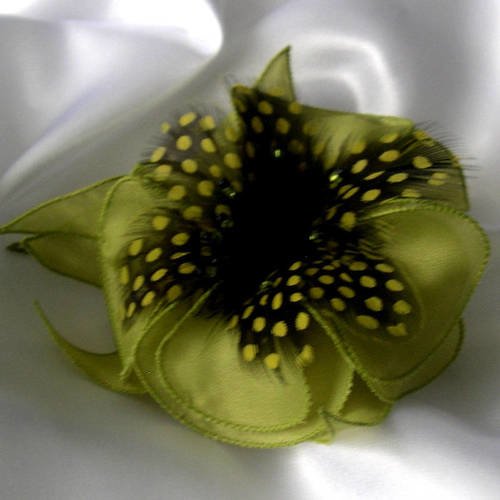 Broche fleur verte en tissu, plumes et perles,  accessoires femme, mariage, ceremonie, cadeau, vert et noir