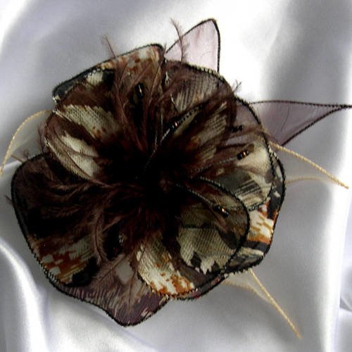 Broche fleur en tissu, organza, plumes et perles,  accessoires femme, mariagen cadeau, fleur marron et beige, 18