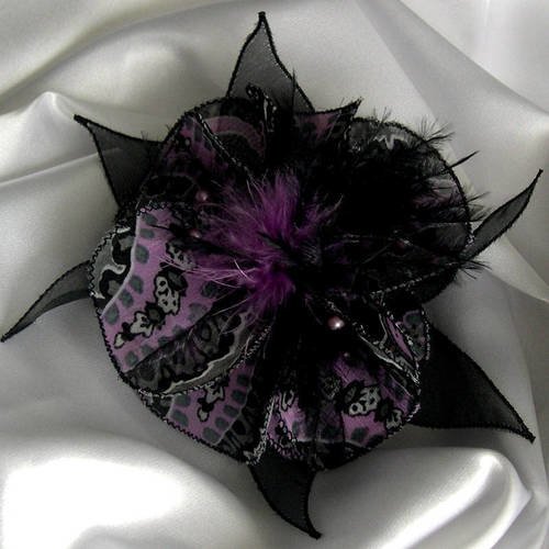 Barette fleur en tissu,organza, plumes et perles,  accessoires coiffure, mariage, fête, cadeau, fleur noire et violette 121