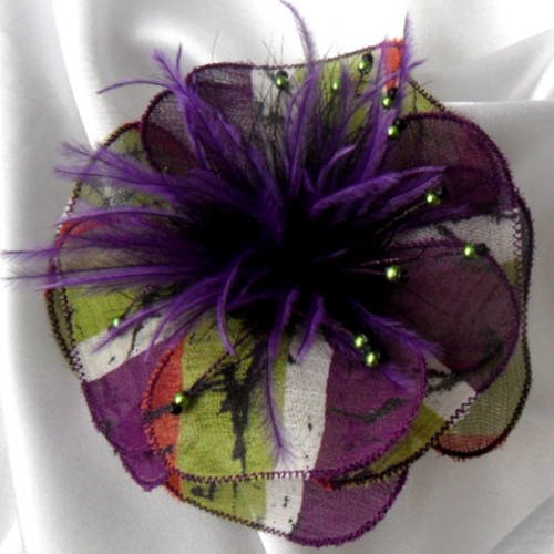 Broche fleur en tissu, plumes et perles, accessoires femme, mariage, cadeau, fleur violet, vert et blanc, 246