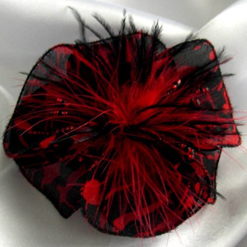 Barette fleur en tissu, organza, plumes et perles,  accessoires coiffure, mariage, fête, cadeau, rouge et noire, 124