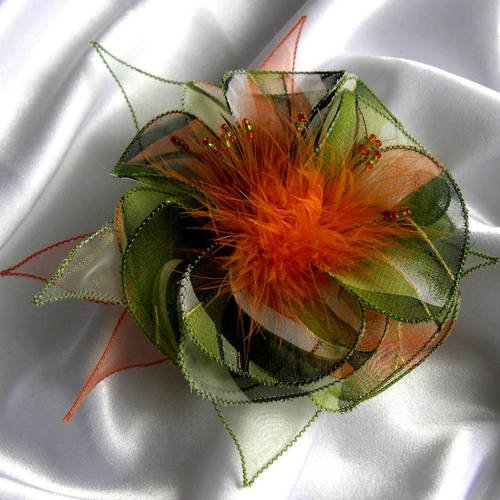 Broche fleur en tissu, organza, fleur plumes et perles, accessoires femme, mariage, cadeau, orange et vert, 116