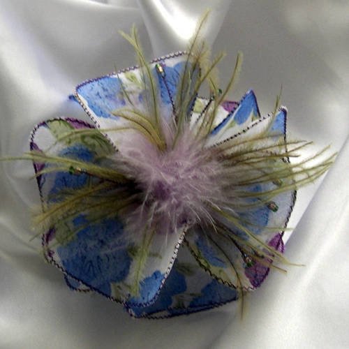 Barette fleur en tissu, plumes et perles, accessoires coiffure, mariage, fête, cadeau, blanc, bleu et vert, 107