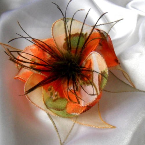 Broche fleur en tissu, organza, plumes et perles, fleur  mariage, cadeau, accessoires femme, orange et vert, 238