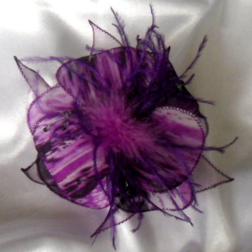 Barette fleur en tissu, organza, plumes et perles,  accessoires coiffure, mariage, fête, cadeau,  violet et noir 242
